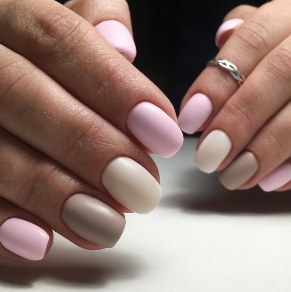 Нежнейший светлый маникюр 2026: новые идеи на фото