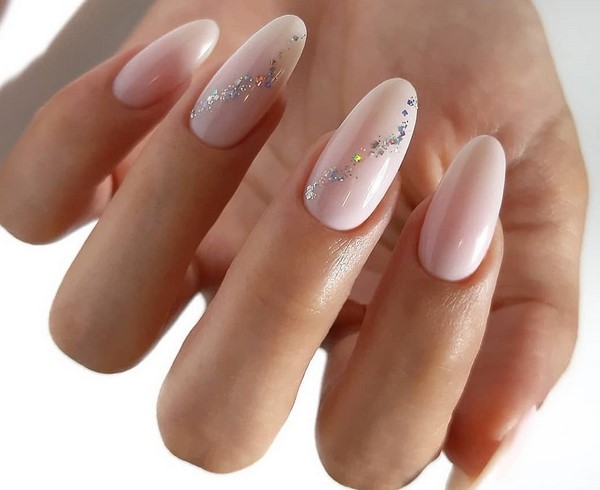 Нежнейший светлый маникюр 2026: новые идеи на фото