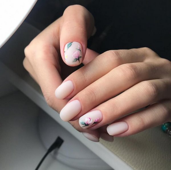 Нежнейший светлый маникюр 2026: новые идеи на фото