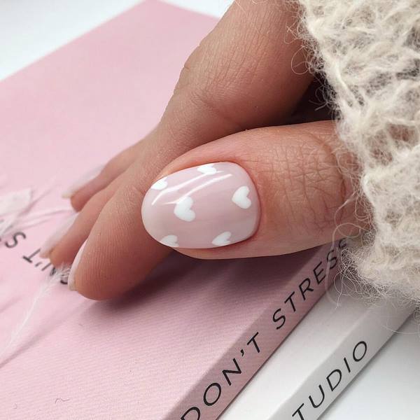 Нежнейший светлый маникюр 2026: новые идеи на фото