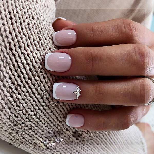 Нежнейший светлый маникюр 2026: новые идеи на фото