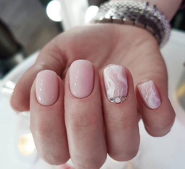 Нежнейший светлый маникюр 2026: новые идеи на фото