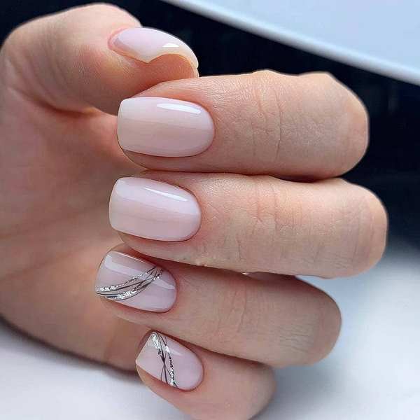 Нежнейший светлый маникюр 2026: новые идеи на фото