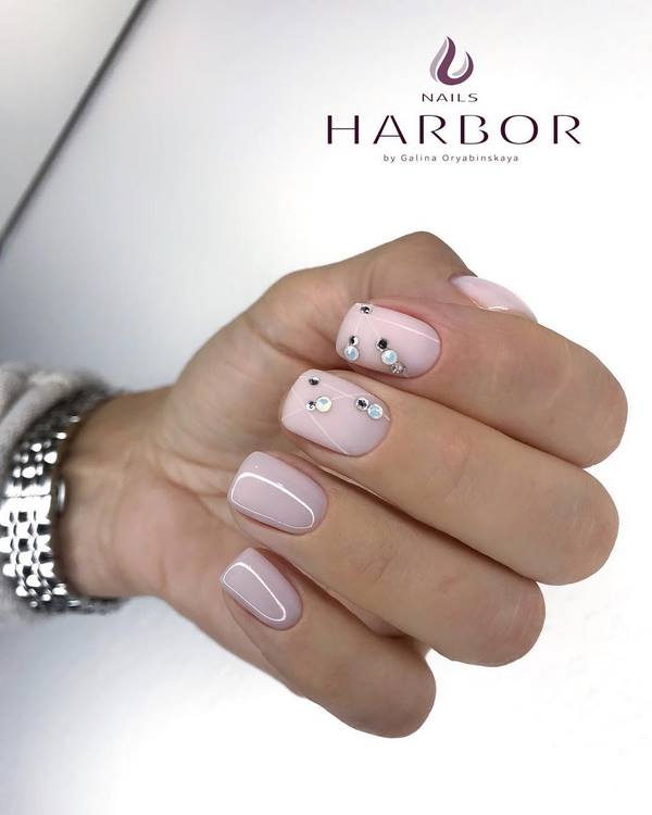 Нежнейший светлый маникюр 2026: новые идеи на фото