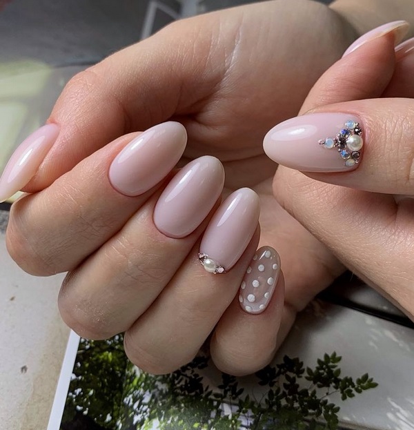 Нежнейший светлый маникюр 2026: новые идеи на фото