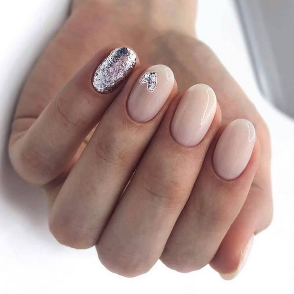 Нежнейший светлый маникюр 2026: новые идеи на фото