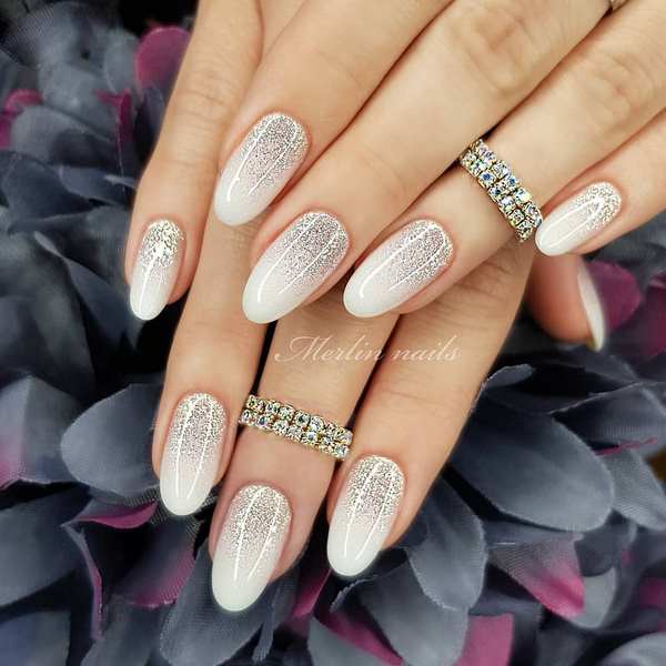 Нежнейший светлый маникюр 2026: новые идеи на фото