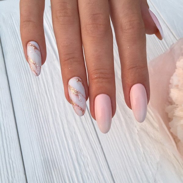 Нежнейший светлый маникюр 2026: новые идеи на фото