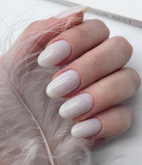 Нежнейший светлый маникюр 2026: новые идеи на фото