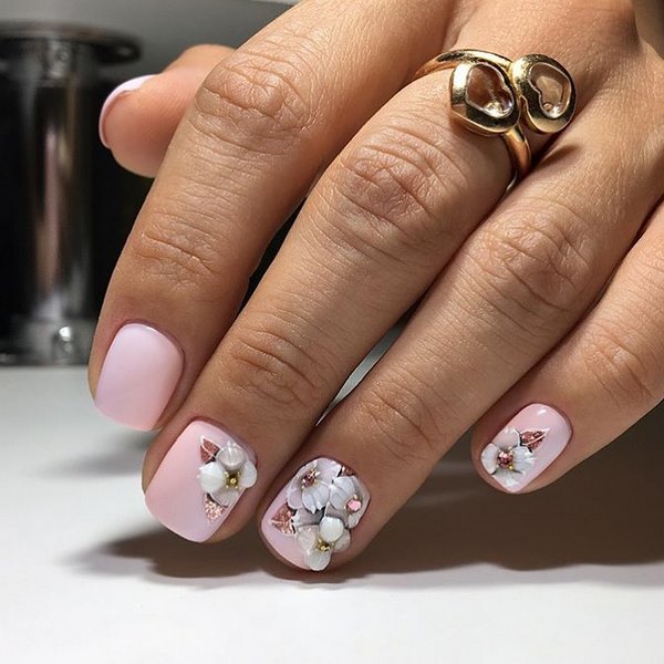 Нежнейший светлый маникюр 2026: новые идеи на фото