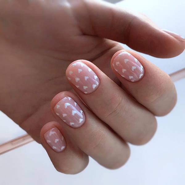 Нежнейший светлый маникюр 2026: новые идеи на фото