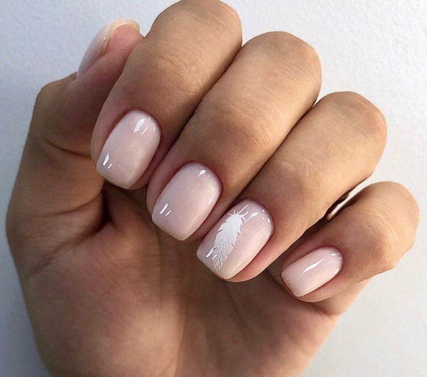 Нежнейший светлый маникюр 2026: новые идеи на фото