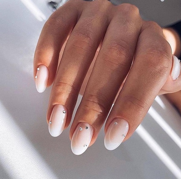 Нежнейший светлый маникюр 2026: новые идеи на фото