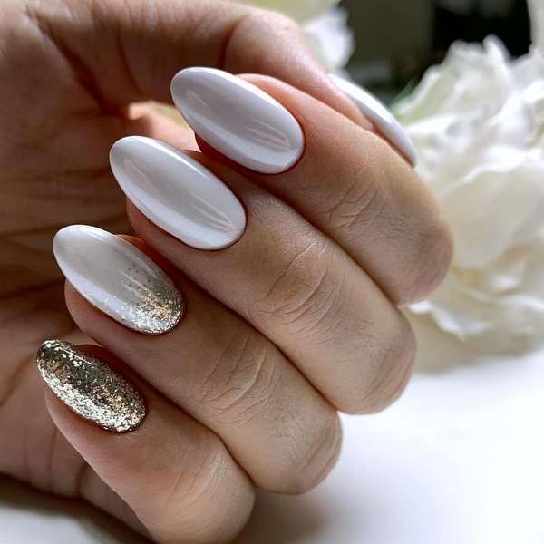 Нежнейший светлый маникюр 2026: новые идеи на фото