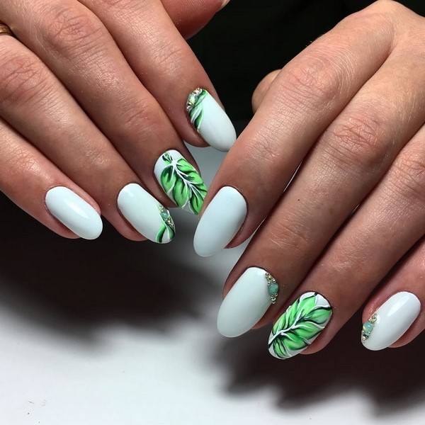 Нежнейший светлый маникюр 2026: новые идеи на фото