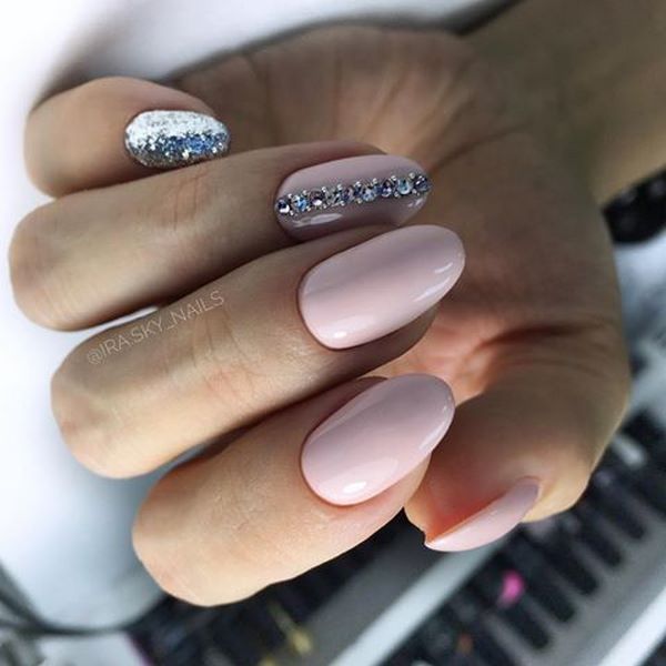 Нежнейший светлый маникюр 2026: новые идеи на фото