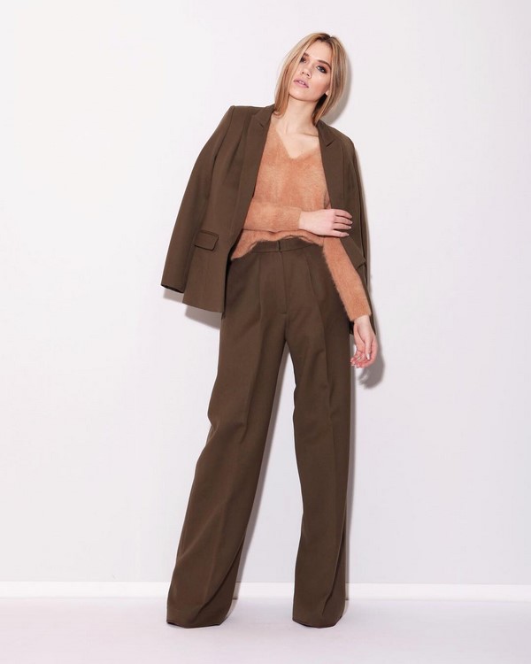 Женский брючный костюм 2026: топ-10 фасонов в новых стилях