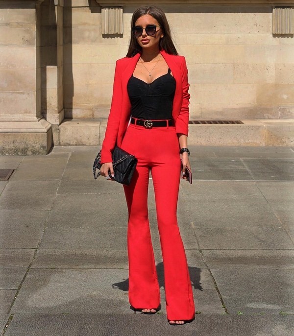 Женский брючный костюм 2026: топ-10 фасонов в новых стилях