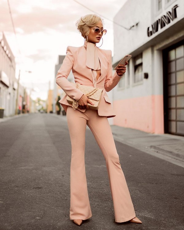 Женский брючный костюм 2026: топ-10 фасонов в новых стилях