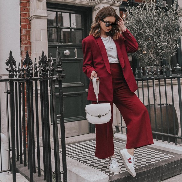 Женский брючный костюм 2026: топ-10 фасонов в новых стилях