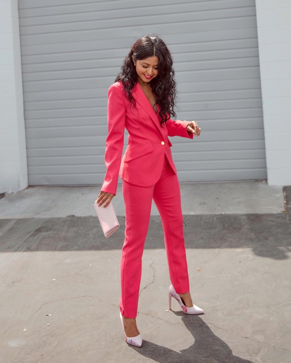 Женский брючный костюм 2026: топ-10 фасонов в новых стилях