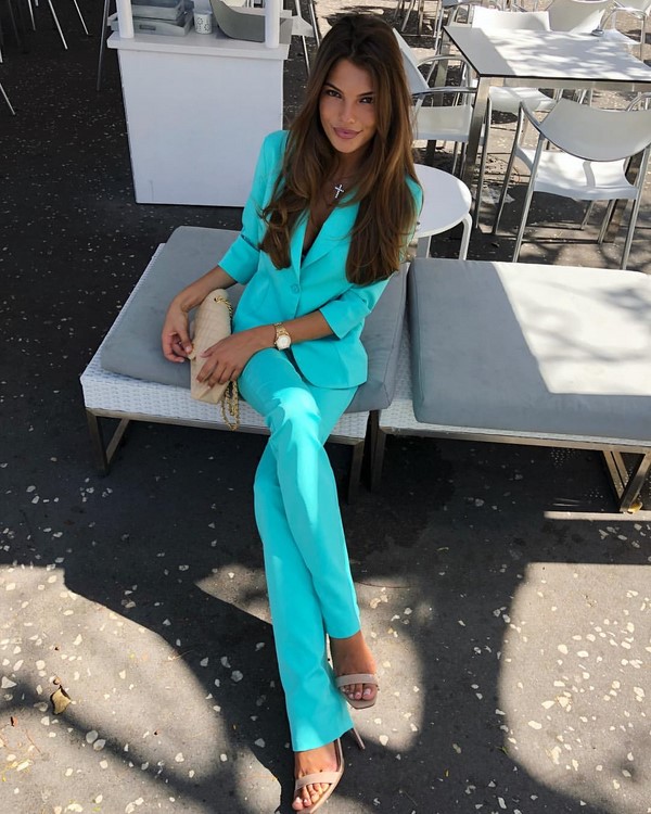 Женский брючный костюм 2026: топ-10 фасонов в новых стилях