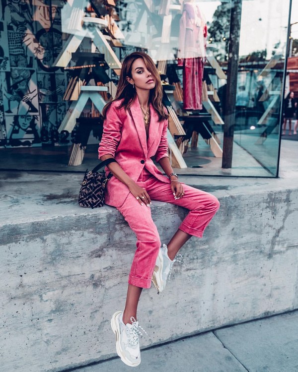 Женский брючный костюм 2026: топ-10 фасонов в новых стилях