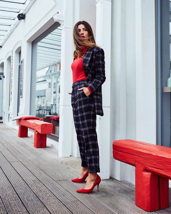 Женский брючный костюм 2026: топ-10 фасонов в новых стилях