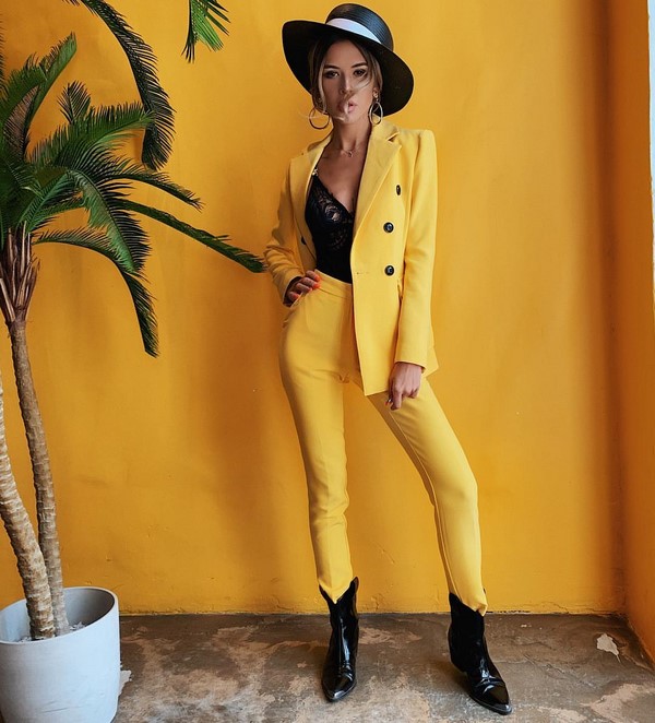 Женский брючный костюм 2026: топ-10 фасонов в новых стилях