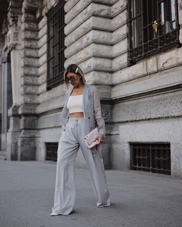 Женский брючный костюм 2026: топ-10 фасонов в новых стилях