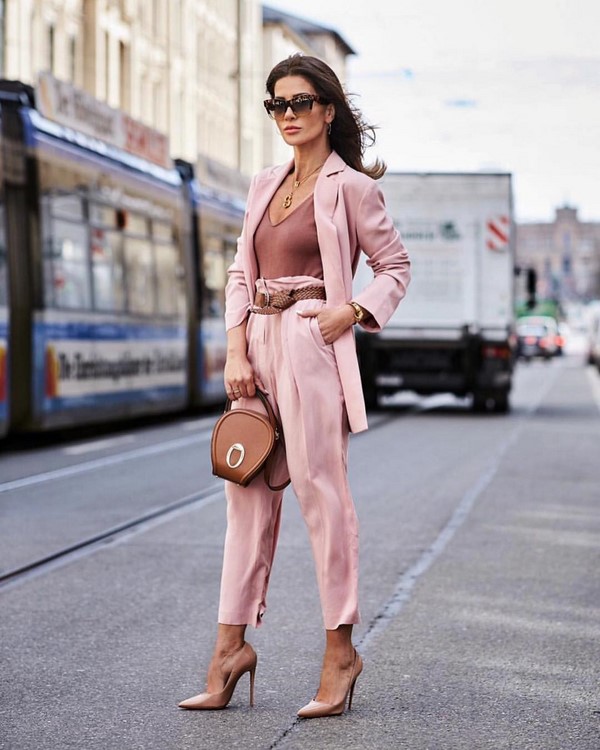 Женский брючный костюм 2026: топ-10 фасонов в новых стилях