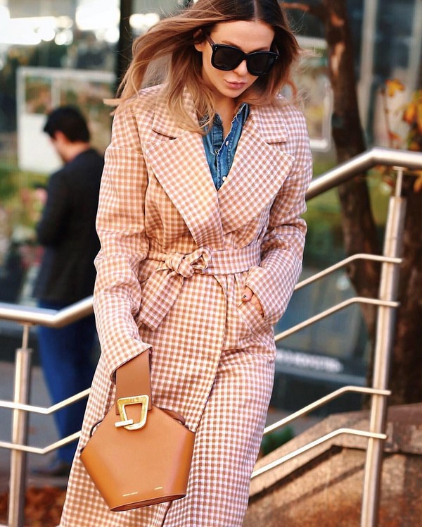 Модный тренч 2026: лучшие модели и фасоны женских плащей и тренчкотов