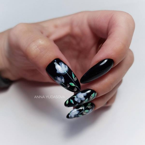 Утонченный маникюр «миндаль» 2026: новые образы дизайна миндальных ногтей