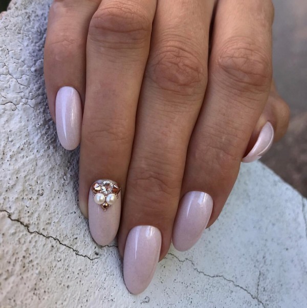 Восхитительный маникюр со стразами 2026: новинки, лучшие идеи, тренды — фото