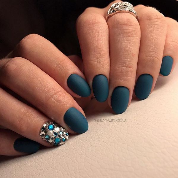 Восхитительный маникюр со стразами 2026: новинки, лучшие идеи, тренды — фото