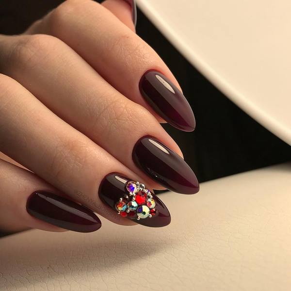 Восхитительный маникюр со стразами 2026: новинки, лучшие идеи, тренды — фото