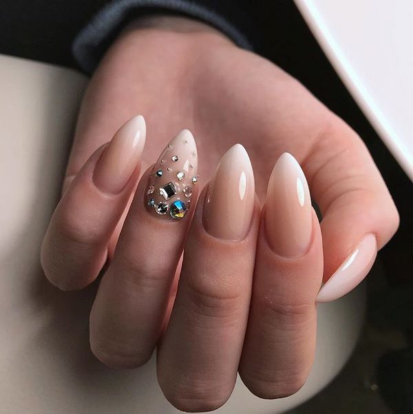 Восхитительный маникюр со стразами 2026: новинки, лучшие идеи, тренды — фото