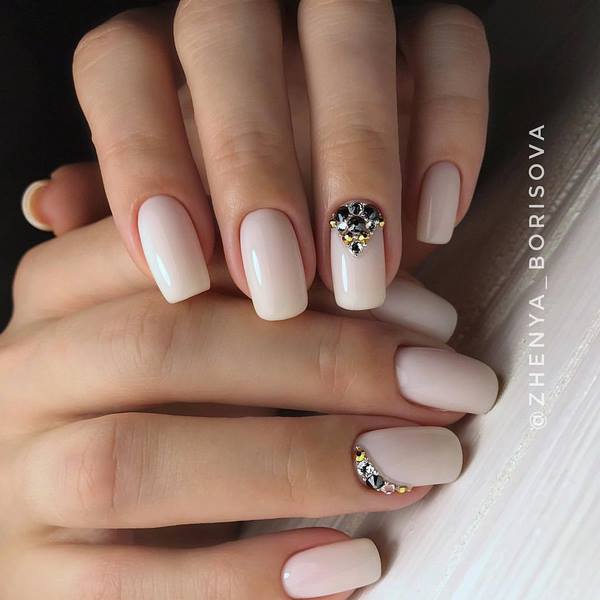 Восхитительный маникюр со стразами 2026: новинки, лучшие идеи, тренды — фото
