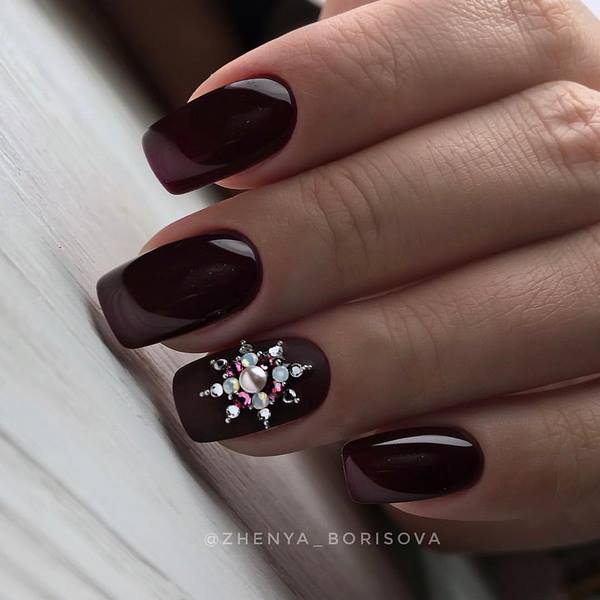 Восхитительный маникюр со стразами 2026: новинки, лучшие идеи, тренды — фото