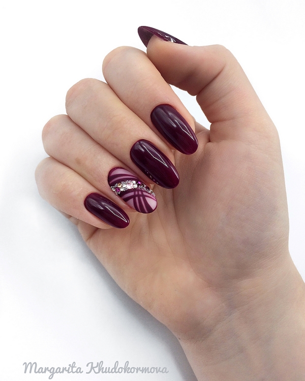 Восхитительный маникюр со стразами 2026: новинки, лучшие идеи, тренды — фото