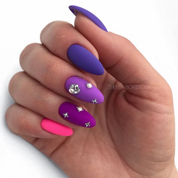 Восхитительный маникюр со стразами 2026: новинки, лучшие идеи, тренды — фото