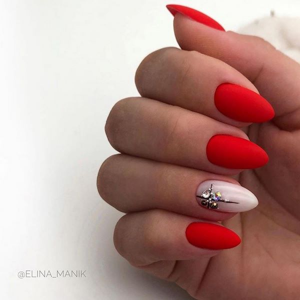 Восхитительный маникюр со стразами 2026: новинки, лучшие идеи, тренды — фото