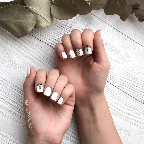 Восхитительный маникюр со стразами 2026: новинки, лучшие идеи, тренды — фото