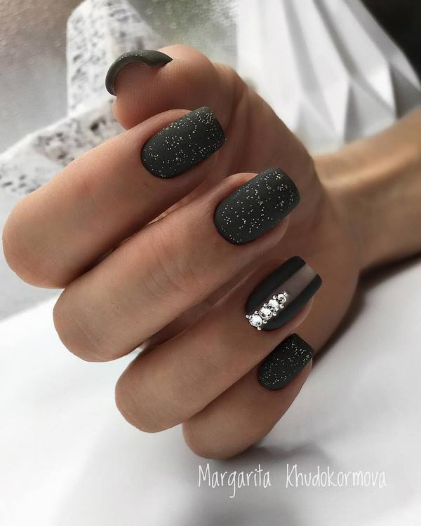 Восхитительный маникюр со стразами 2026: новинки, лучшие идеи, тренды — фото