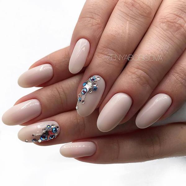 Восхитительный маникюр со стразами 2026: новинки, лучшие идеи, тренды — фото