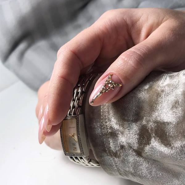 Восхитительный маникюр со стразами 2026: новинки, лучшие идеи, тренды — фото