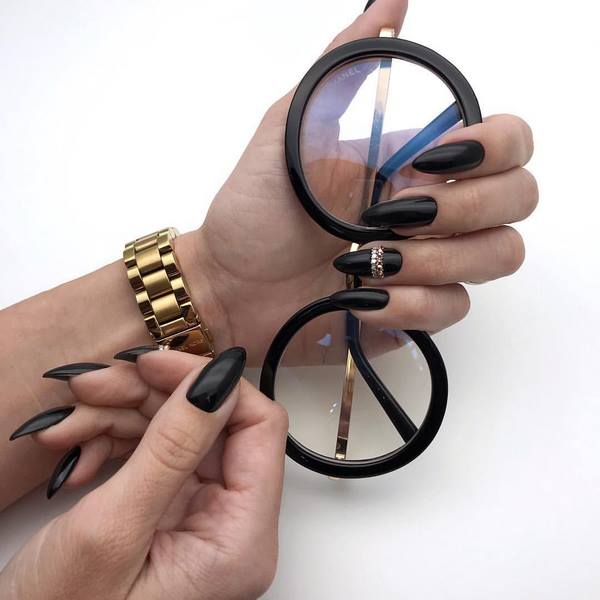 Восхитительный маникюр со стразами 2026: новинки, лучшие идеи, тренды — фото