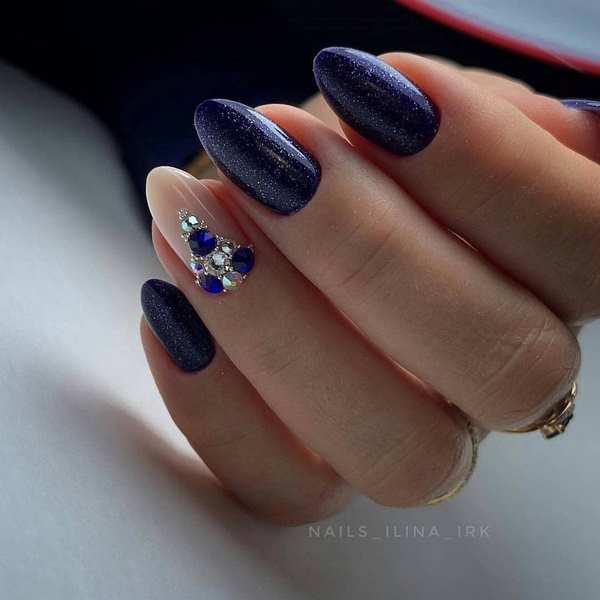Восхитительный маникюр со стразами 2026: новинки, лучшие идеи, тренды — фото