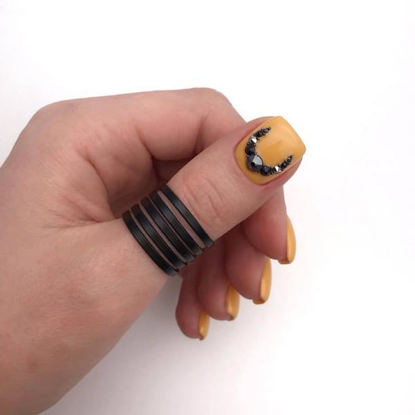 Восхитительный маникюр со стразами 2026: новинки, лучшие идеи, тренды — фото