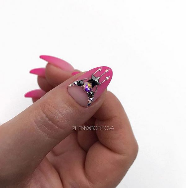 Восхитительный маникюр со стразами 2026: новинки, лучшие идеи, тренды — фото